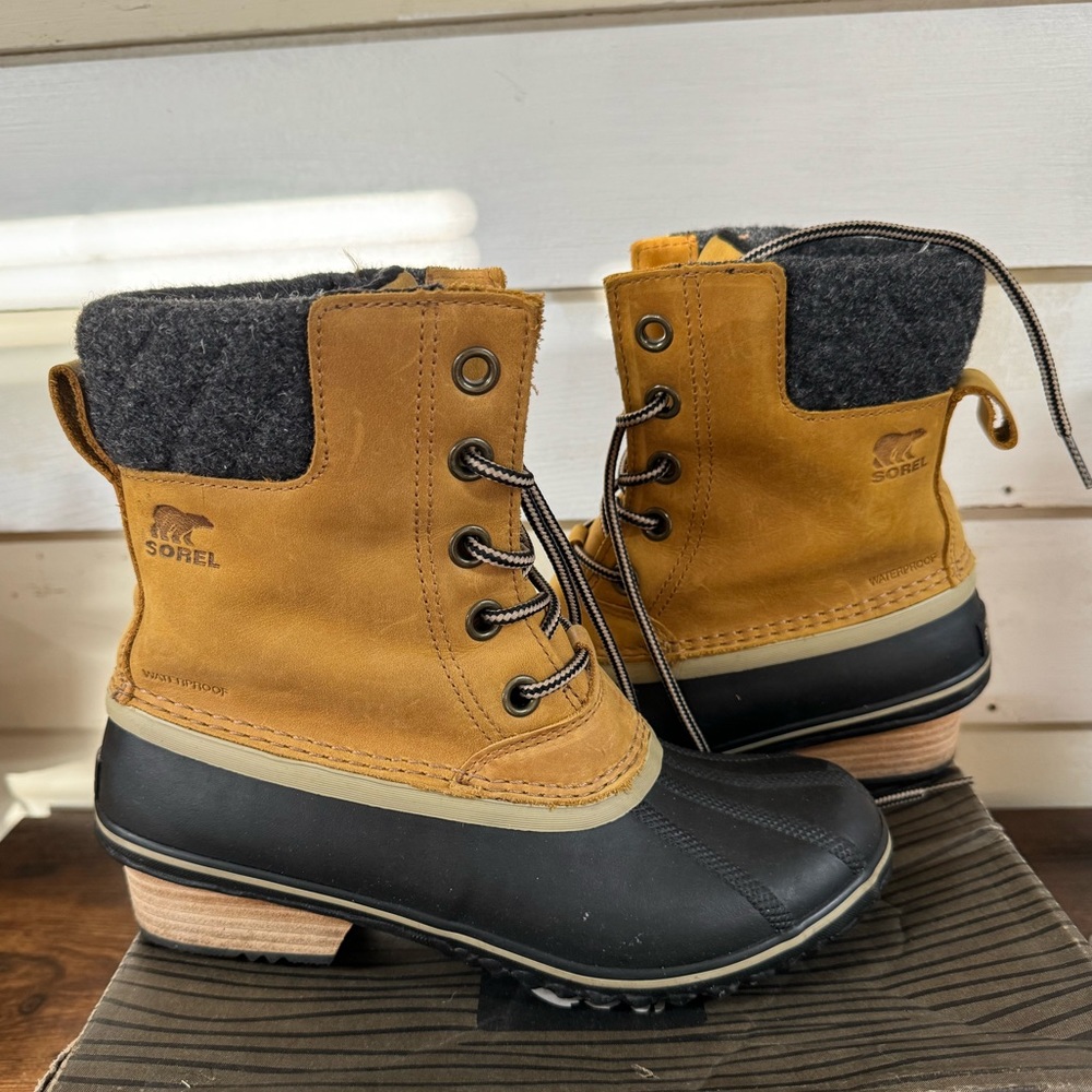 Sorel Slimpack II lace up boots. Used in excellent condition. With box. Size 8.5